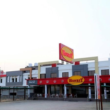 Virat Hotel & Guest House Radhanpur Luaran gambar